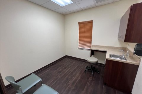 Propiedad comercial en alquiler en Brandon, Florida, 394.28 m2 № 1062887 - foto 27