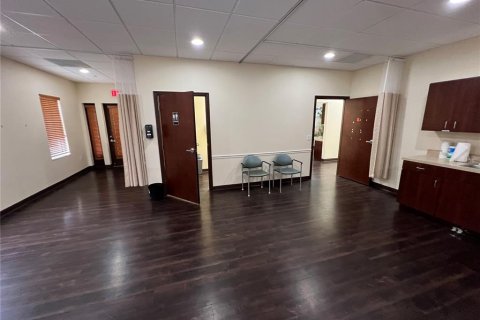 Propiedad comercial en alquiler en Brandon, Florida, 394.28 m2 № 1062887 - foto 18