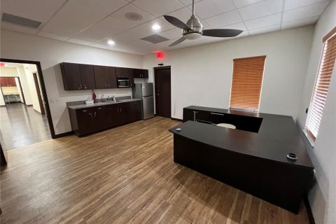 Propiedad comercial en alquiler en Brandon, Florida, 394.28 m2 № 1062887 - foto 25