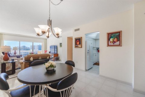 Condo in Hallandale Beach, Florida, 2 bedrooms  № 2004905 - photo 3