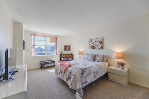 Condo in Hallandale Beach, Florida, 2 bedrooms  № 2004905 - photo 14