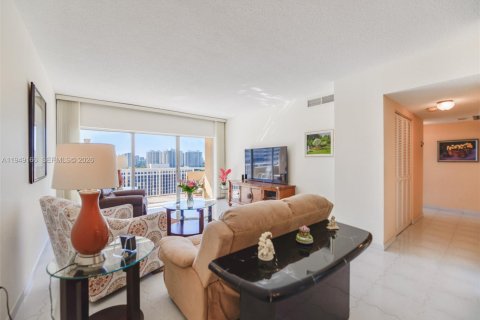 Condo in Hallandale Beach, Florida, 2 bedrooms  № 2004905 - photo 4