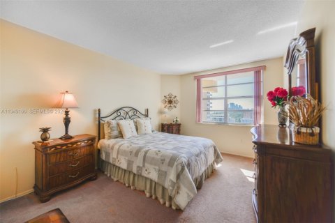 Condo in Hallandale Beach, Florida, 2 bedrooms  № 2004905 - photo 20