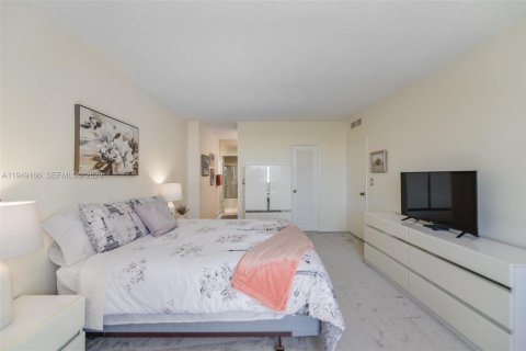 Condo in Hallandale Beach, Florida, 2 bedrooms  № 2004905 - photo 17
