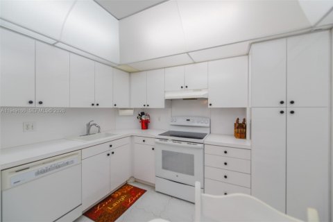 Condo in Hallandale Beach, Florida, 2 bedrooms  № 2004905 - photo 12