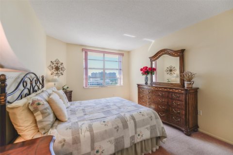 Condo in Hallandale Beach, Florida, 2 bedrooms  № 2004905 - photo 21