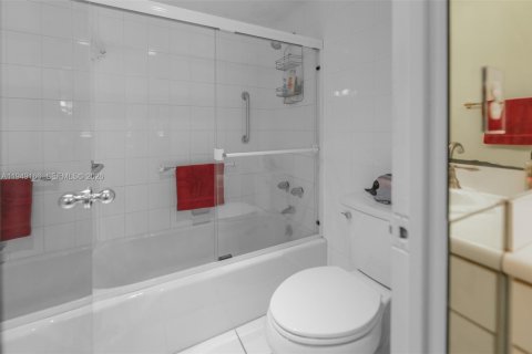 Condo in Hallandale Beach, Florida, 2 bedrooms  № 2004905 - photo 19