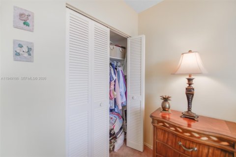Condo in Hallandale Beach, Florida, 2 bedrooms  № 2004905 - photo 24