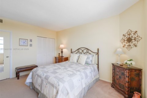 Condo in Hallandale Beach, Florida, 2 bedrooms  № 2004905 - photo 22