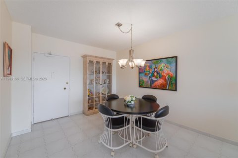 Condo in Hallandale Beach, Florida, 2 bedrooms  № 2004905 - photo 10