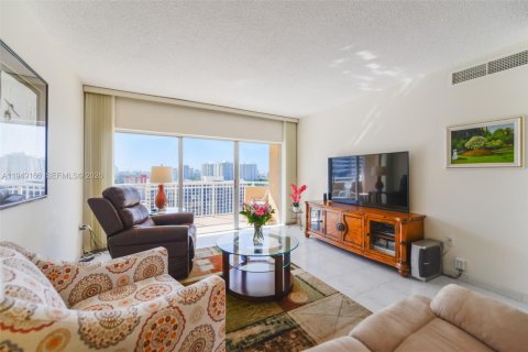 Condo in Hallandale Beach, Florida, 2 bedrooms  № 2004905 - photo 6