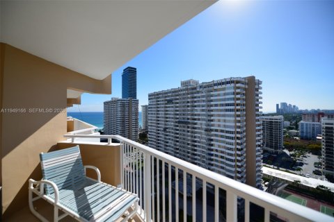 Condo in Hallandale Beach, Florida, 2 bedrooms  № 2004905 - photo 30