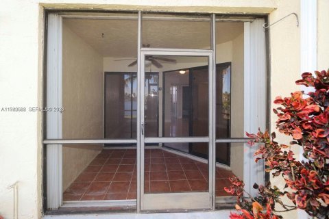 Condo in Homestead, Florida, 2 bedrooms  № 1997984 - photo 18