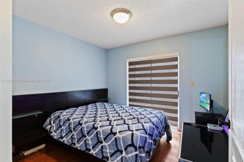 House in Hialeah, Florida 3 bedrooms, 140.1 sq.m. № 1731782 - photo 19