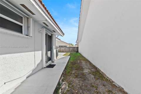 House in Hialeah, Florida 3 bedrooms, 140.1 sq.m. № 1731782 - photo 25