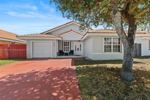 House in Hialeah, Florida 3 bedrooms, 140.1 sq.m. № 1731782 - photo 1