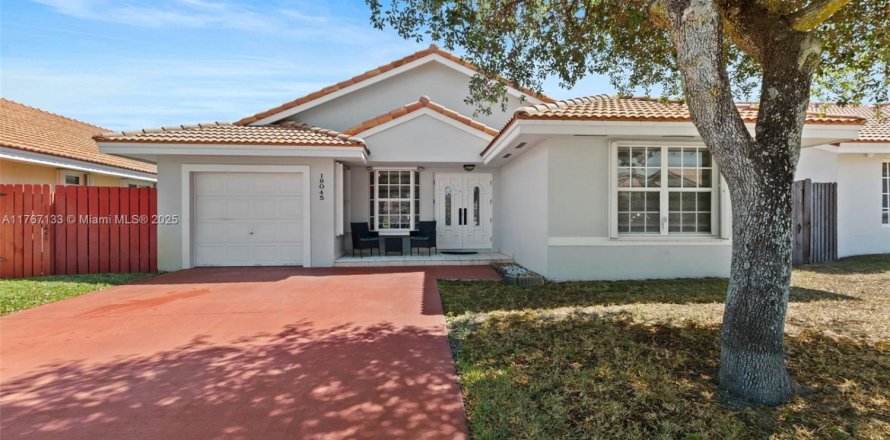 House in Hialeah, Florida 3 bedrooms, 140.1 sq.m. № 1731782