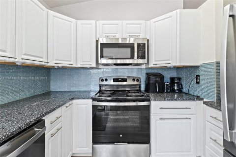 House in Hialeah, Florida 3 bedrooms, 140.1 sq.m. № 1731782 - photo 13