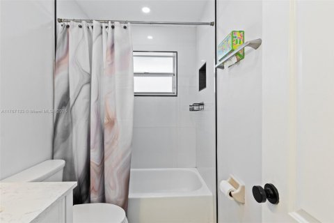 House in Hialeah, Florida 3 bedrooms, 140.1 sq.m. № 1731782 - photo 21