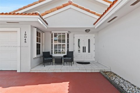 House in Hialeah, Florida 3 bedrooms, 140.1 sq.m. № 1731782 - photo 3