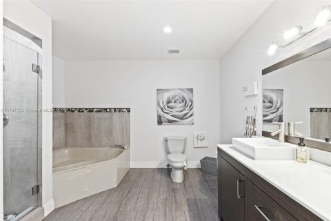 House in Hialeah, Florida 3 bedrooms, 140.1 sq.m. № 1731782 - photo 17