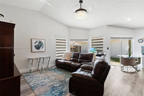 House in Hialeah, Florida 3 bedrooms, 140.1 sq.m. № 1731782 - photo 9
