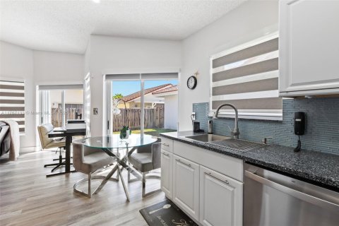 House in Hialeah, Florida 3 bedrooms, 140.1 sq.m. № 1731782 - photo 14