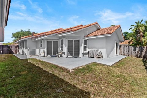 House in Hialeah, Florida 3 bedrooms, 140.1 sq.m. № 1731782 - photo 23