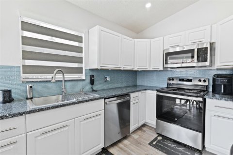 House in Hialeah, Florida 3 bedrooms, 140.1 sq.m. № 1731782 - photo 12