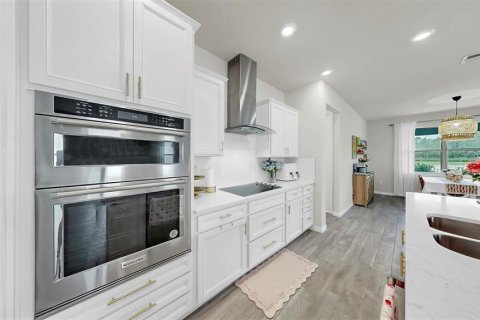 House in Tampa, Florida 4 bedrooms, 200.3 sq.m. № 1808235 - photo 8