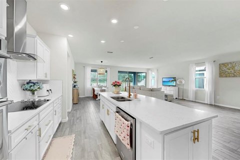 House in Tampa, Florida 4 bedrooms, 200.3 sq.m. № 1808235 - photo 11