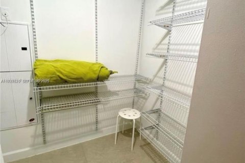 Condominio en alquiler en Miami, Florida, 41.9 m2 № 1988035 - foto 14