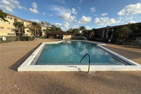 Снять в аренду кондоминиум в Пемброк-Пайнс, Флорида 2 спальни, 112.13м2, № 2047275 - фото 28