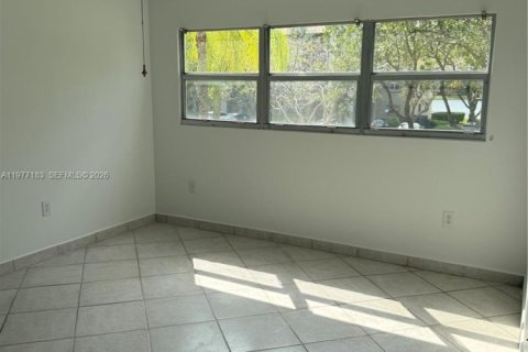 Снять в аренду кондоминиум в Пемброк-Пайнс, Флорида 2 спальни, 112.13м2, № 2047275 - фото 11