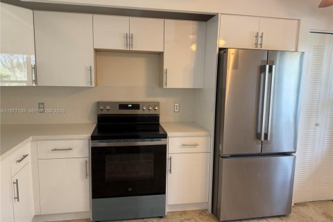 Снять в аренду кондоминиум в Пемброк-Пайнс, Флорида 2 спальни, 112.13м2, № 2047275 - фото 4