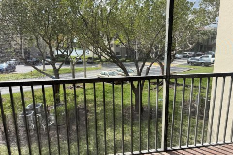 Снять в аренду кондоминиум в Пемброк-Пайнс, Флорида 2 спальни, 112.13м2, № 2047275 - фото 16