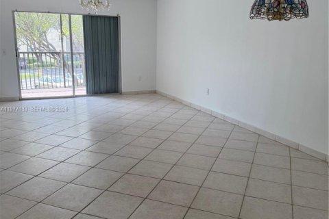 Снять в аренду кондоминиум в Пемброк-Пайнс, Флорида 2 спальни, 112.13м2, № 2047275 - фото 9