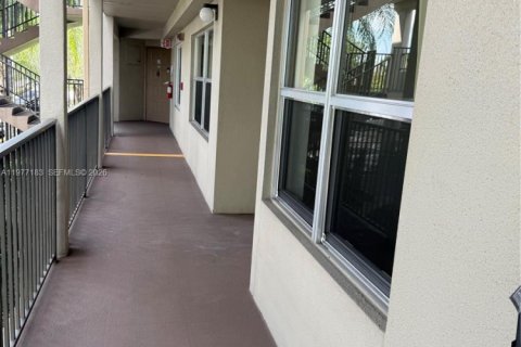 Снять в аренду кондоминиум в Пемброк-Пайнс, Флорида 2 спальни, 112.13м2, № 2047275 - фото 3