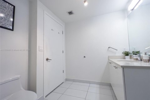 Condominio en alquiler en Miami, Florida, 1 dormitorio, 67.45 m2 № 2060023 - foto 15