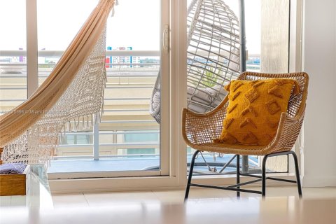 Condominio en Miami, Florida, 1 dormitorio  № 2060023