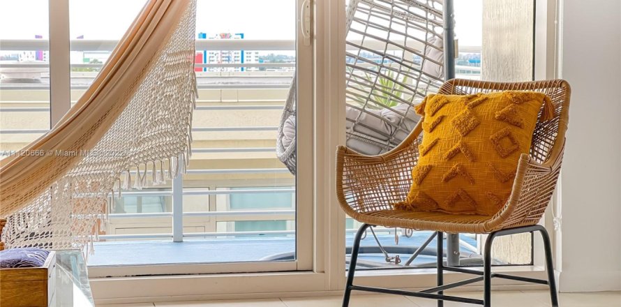 Condominio en Miami, Florida, 1 dormitorio  № 2060023