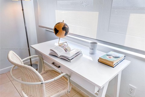 Condominio en alquiler en Miami, Florida, 1 dormitorio, 67.45 m2 № 2060023 - foto 17