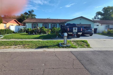 Casa en venta en Brandon, Florida, 5 dormitorios, 192.03 m2 № 1801356 - foto 1