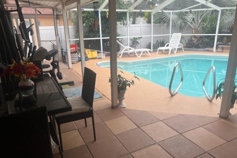 Casa en venta en Brandon, Florida, 5 dormitorios, 192.03 m2 № 1801356 - foto 11