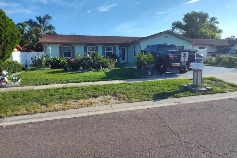 Casa en venta en Brandon, Florida, 5 dormitorios, 192.03 m2 № 1801356 - foto 8