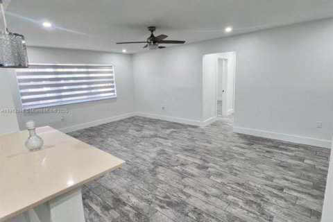 Villa ou maison à vendre à Pembroke Pines, Floride: 2 chambres, 85.47 m2 № 1971495 - photo 6