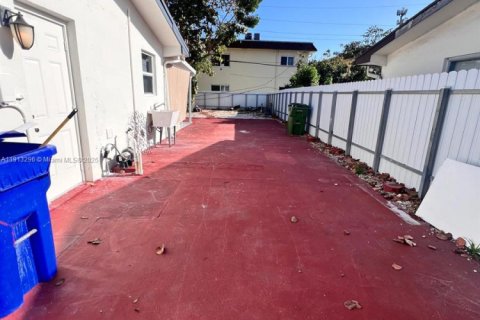 Villa ou maison à vendre à Pembroke Pines, Floride: 2 chambres, 85.47 m2 № 1971495 - photo 11