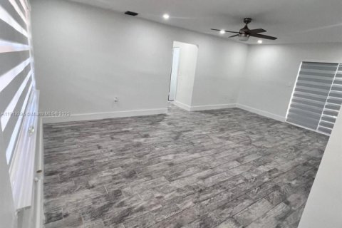 Villa ou maison à vendre à Pembroke Pines, Floride: 2 chambres, 85.47 m2 № 1971495 - photo 9