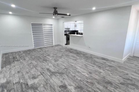 Villa ou maison à vendre à Pembroke Pines, Floride: 2 chambres, 85.47 m2 № 1971495 - photo 8