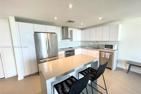 Apartamento en alquiler en Miami, Florida, 1 dormitorio, 70.05 m2 № 2054624 - foto 3